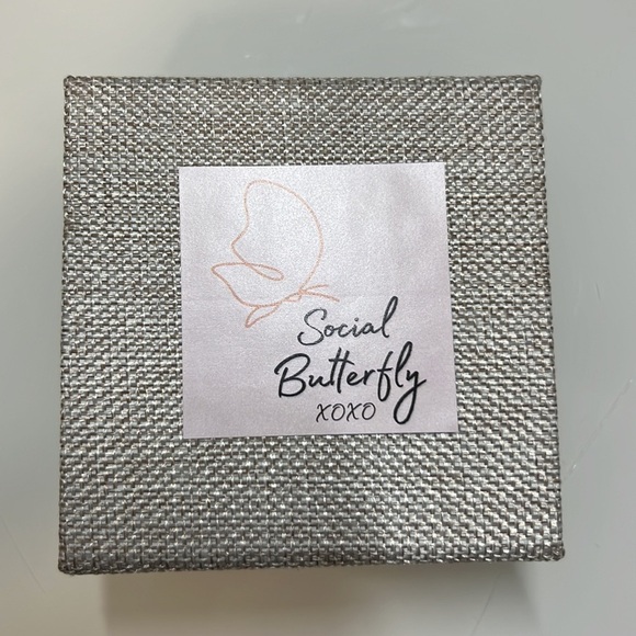 NWT Gold Butterfly Wing Earrings - Picture 5 of 6